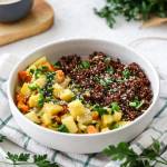 Komosa ryżowa z warzywami i ananasem – pomysł na wegański obiad