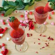 Truskawkowe love – drink z truskawek z wytrawnym winem musującym