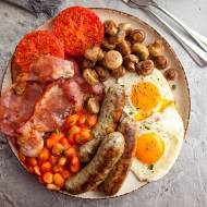 Śniadanie angielskie z kiełbaskami, bekonem, fasolką, jakami, pomidorem i pieczarkami. PRZEPIS