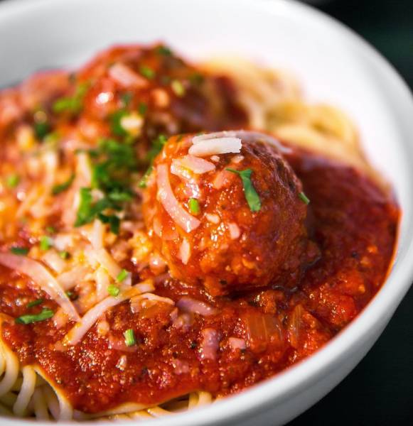 Spaghetti z pulpetami w sosie pomidorowym