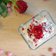 Twarożek bardzo romantyczny – pasta twarogowa z płatkami róż na śniadanie