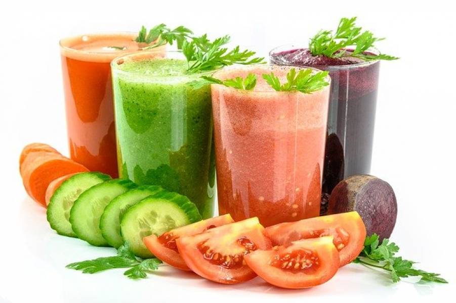 Wyciskane soki receptą na zdrowie – czyli dlaczego warto pić świeży sok z warzyw i owoców?