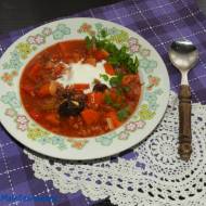 Zupa gulaszowa z warzywami i śliwką