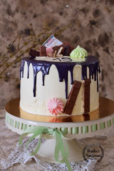 Tort śmietanowo-czekoladowy z wiśniami