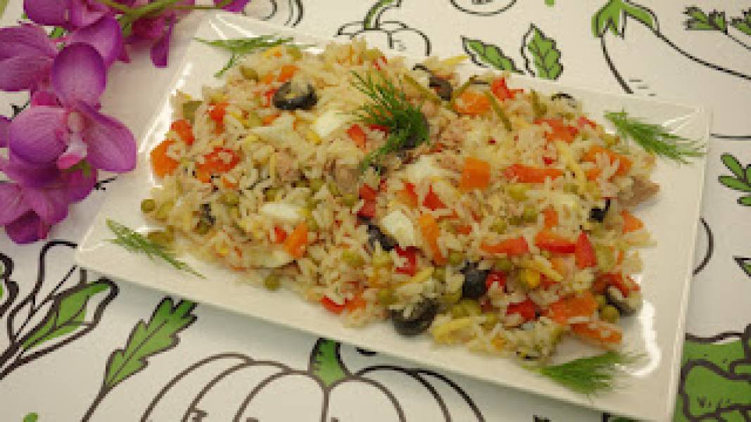Kolorowa sałatka z ryżem i tuńczykiem - idealna na lekki obiad, kolację lub do pracy