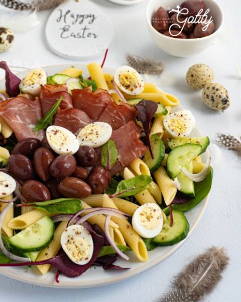 Makaronowa sałatka z dojrzewającą szynką i oliwkami