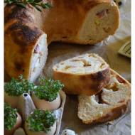Chlebowa babka z serem, kiełbasą i jajkami.