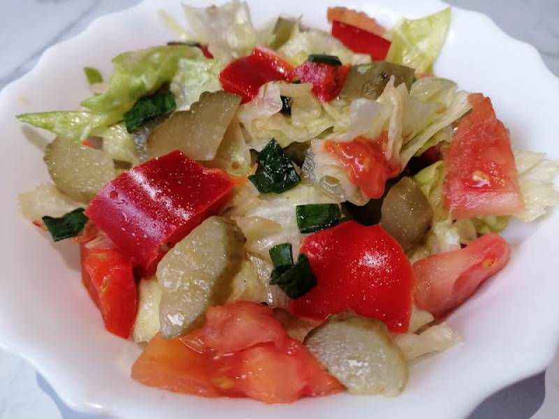 Surówka z sałaty lodowej z papryką, pomidorem i ogórkiem kiszonym