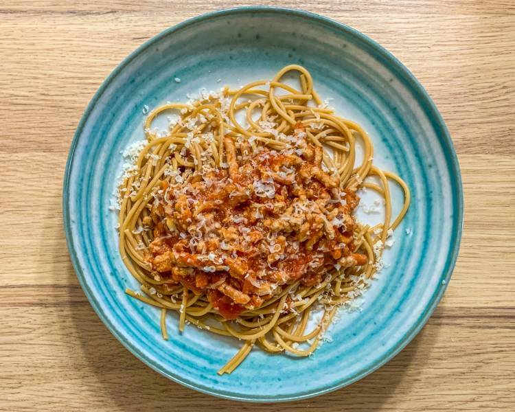 Spaghetti z mięsem mielonym i sosem pomidorowym