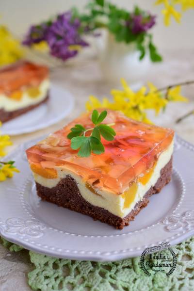 Kolorowe ciasto serowe z brzoskwiniami i galaretką