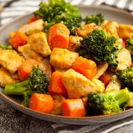 Warzywa na patelni z kurczakiem. Przepis na lekki obiad z warzywami dla całej rodziny