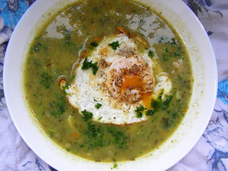 pyszna zupa szczawiowa z sadzonym jajkiem...