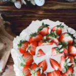 Prosty tort truskawkowy z frużeliną truskawkową i z bitą śmietaną