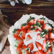Prosty tort truskawkowy z frużeliną truskawkową i z bitą śmietaną