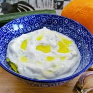 Tzatziki. Oryginalny przepis na grecki sos jogurtowy z ogórkiem, czosnkiem i koperkiem
