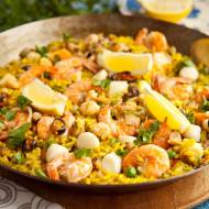 Paella z owocami morza. Hiszpańskie danie z ryżem do zrobienia na jednej patelni. PRZEPIS