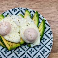 Keto śniadanie – awokado i jajka po wiedeńsku