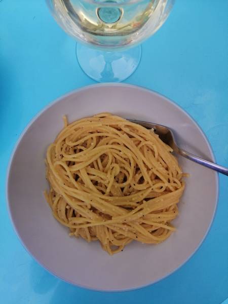 Włochy - Wegańskie cacio e pepe, czyli rzymskie spaghetti z pieprzem, 