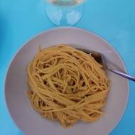Włochy - Wegańskie cacio e pepe, czyli rzymskie spaghetti z pieprzem, 