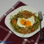 Ryż smażony z warzywami i jajem sadzonym