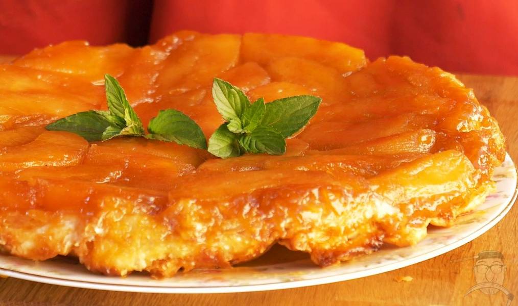 Tarta Tatin – czyli tarta odwrócona z jabłkami, na spodzie z ciasta francuskiego