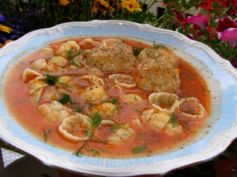 pulpety w świeżych pomidorach z makaronem-pyszna zupa...