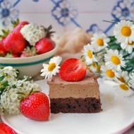 Ciasto piernikowe z kremem czekoladowym i truskawkami