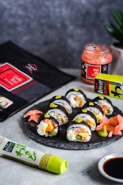 Sushi ze szparagami i łososiem – domowe futomaki