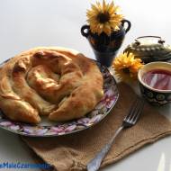 Börek - chrupiące ciasto listkowe nadziewane serem i ziołami - turecki przysmak
