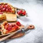 Sezon na rabarbar i truskawki: 5 lekkich ciast z rabarbarem i truskawkami w roli głównej