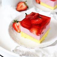 Jogurtowiec – ciasto jogurtowe z truskawkami i galaretką