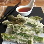 Szparagi w tempurze z sosem tentsuyu
