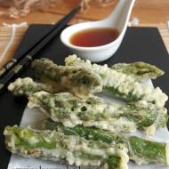 Szparagi w tempurze z sosem tentsuyu