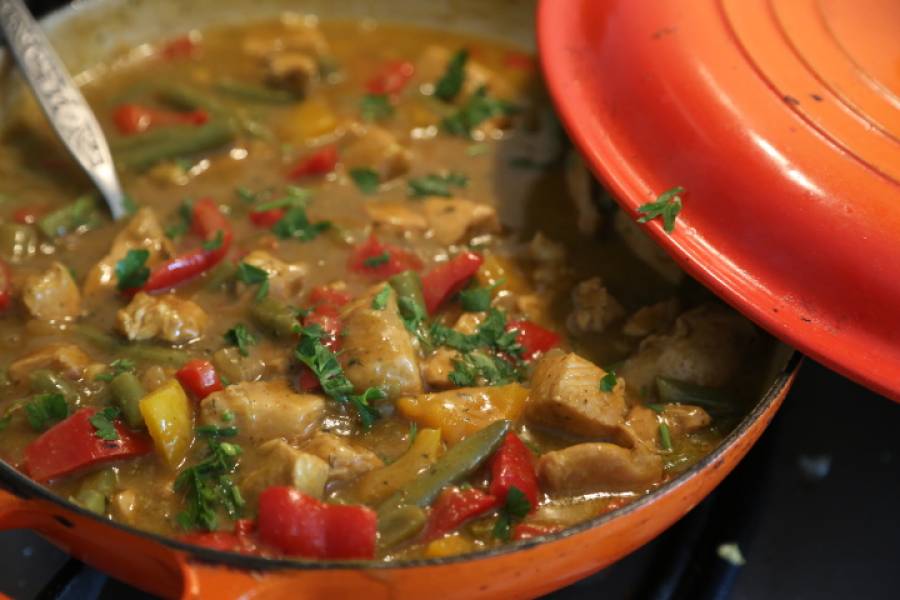 Curry z kurczakiem, fasolką i warzywami
