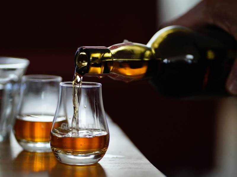 Szklanki do whisky do restauracji – czy wygląd szkła wpływa na smak?