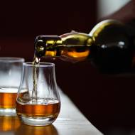 Szklanki do whisky do restauracji – czy wygląd szkła wpływa na smak?