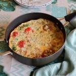 Omlet z pomidorami, bazylią i mozzarellą