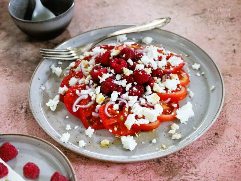 Sezonowa sałatka z pomidorów, malin i fety (Keto, Paleo, LowCarb)