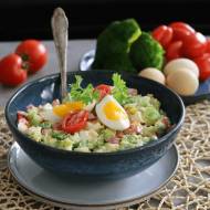 Kolorowa keto sałatka z brokułem i jajkiem (Paleo, LowCarb)