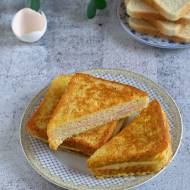 Tostowe kanapki w jajku – z szynką i serem