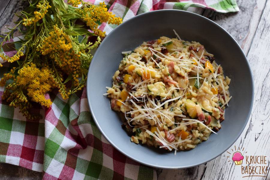 Risotto z boczkiem, cukinią i suszonymi pomidorami