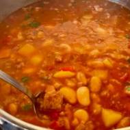 Rozgrzewająca zupa z fasolą i mięsem mielonym
