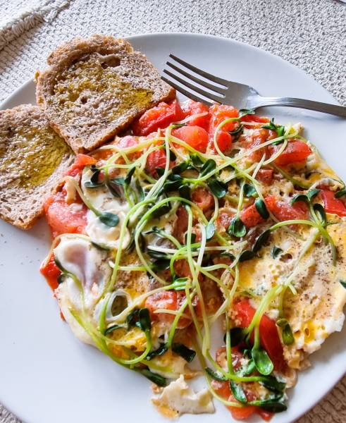 Śniadanie mistrza – omlet z cukinią i pomidorami