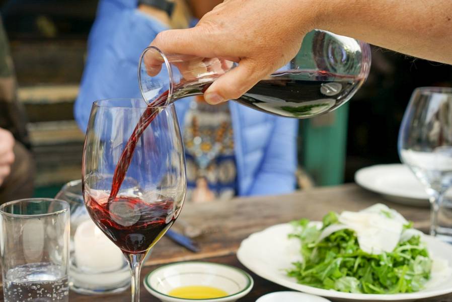 Wykorzystanie wina w kuchni – jak dobrać je do potraw?
