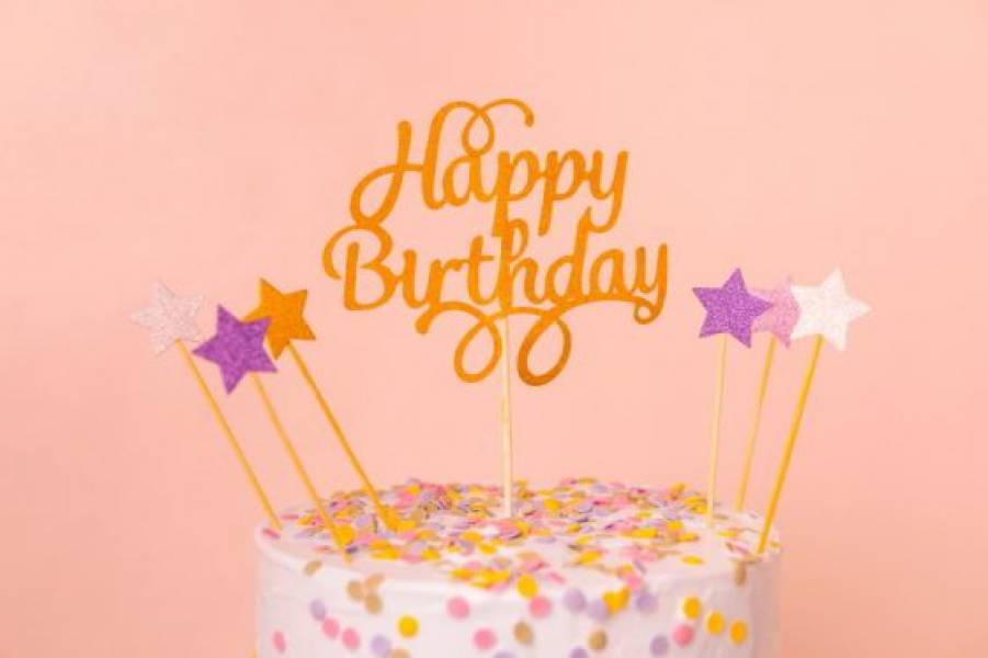 Jaki topper wybrać na tort z okazji 18. urodzin?