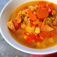 Kolorowa zupa z kurczakiem i czerwoną soczewicą. Mocno warzywna, mocno aromatyczna, mocno rozgrzewająca :)