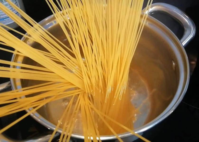 Spaghetti z anchois, kaparami, oliwkami i chili