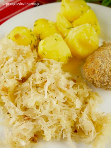 Kapusta zasmażana ze skwarkami – pyszny dodatek do obiadu