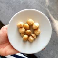 Orzechy makadamia – dlaczego warto je jeść? Wpływ zawartego w nich kwasu oleopalmitynowego na nasze zdrowie.