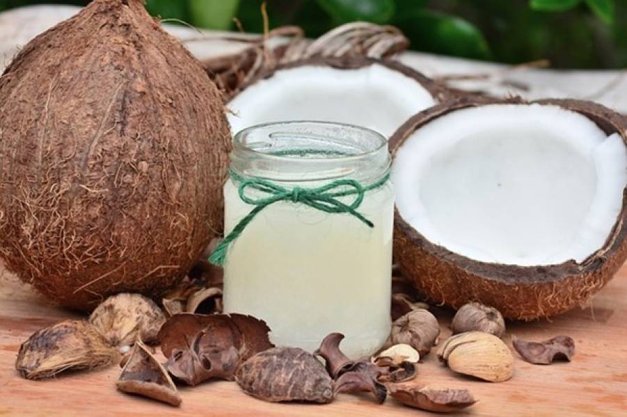 Olej kokosowy tylko w kuchni? Poznaj jego zastosowanie w pielęgnacji